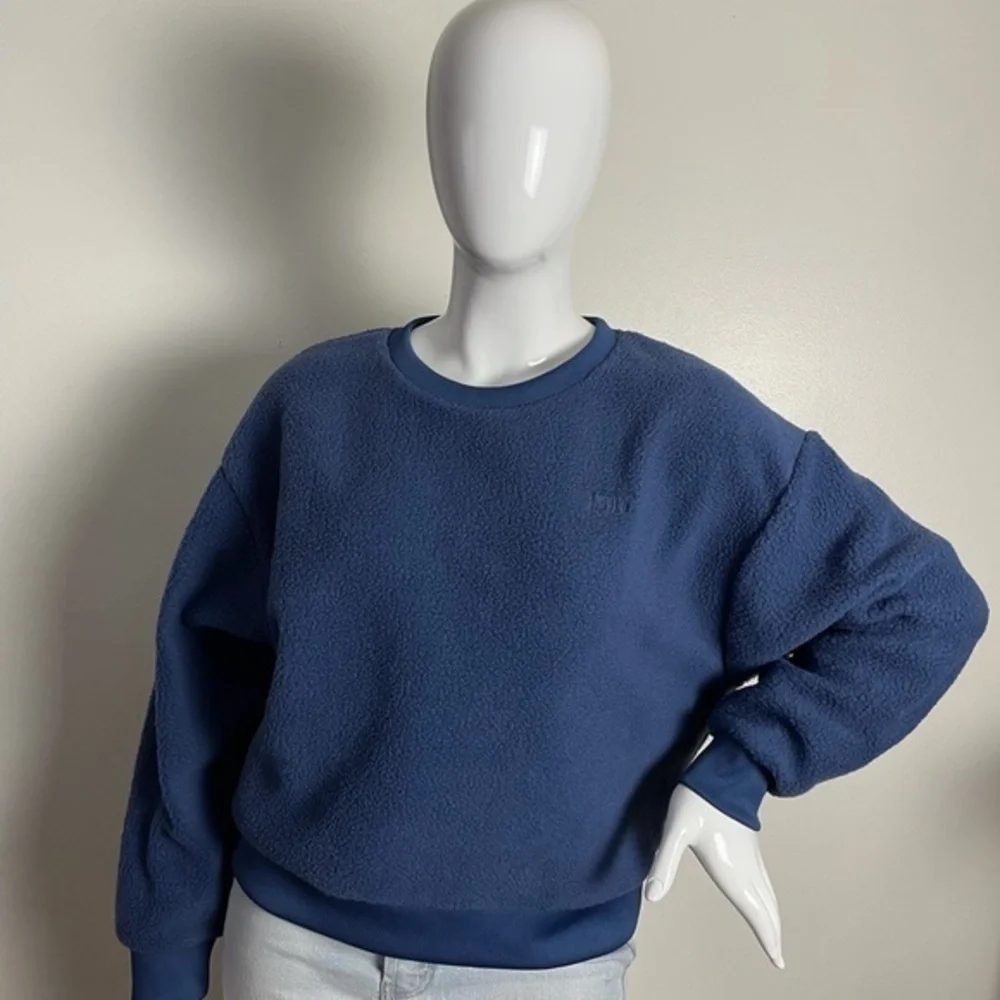 ⭐️Levi's Women's Meadow Polar Fleece Crew Sweatshirts, Blue Indigo M‎
